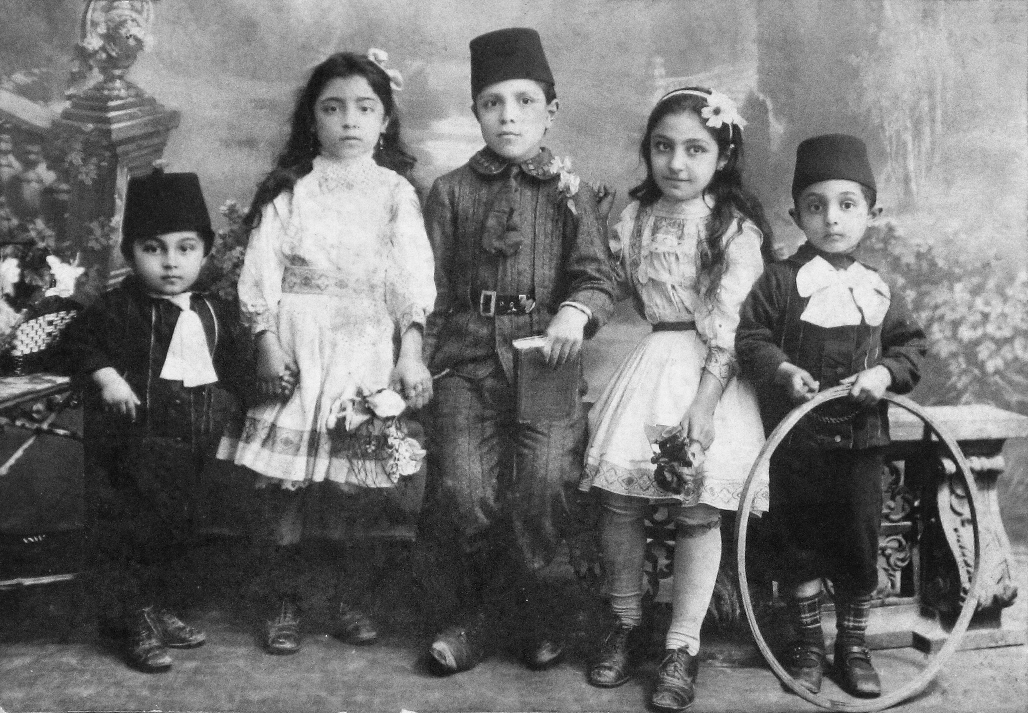 Süreyya Ağaoğlu (soldan dördüncü) 1903 yılında Azerbaycan Şuşa