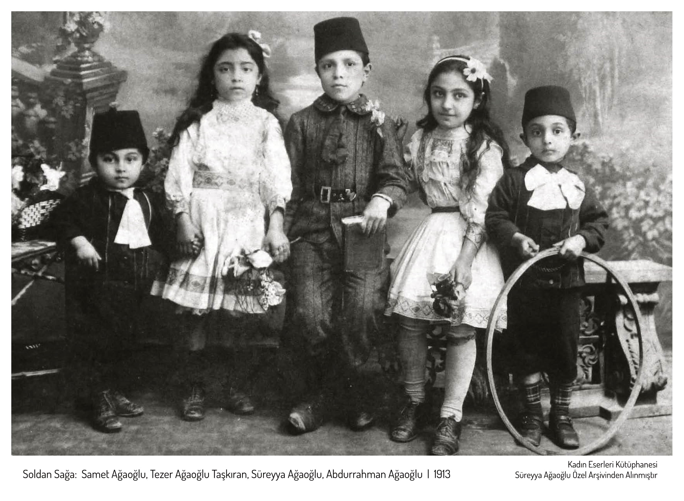 Süreyya Ağaoğlu (soldan dördüncü) 1903 yılında Azerbaycan Şuşa